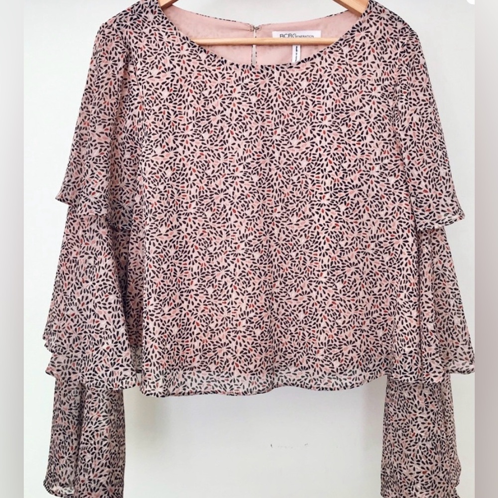 BCBGeneration Abstract Print Tiered Ruffle Top Sz M - Picture 2 of 7